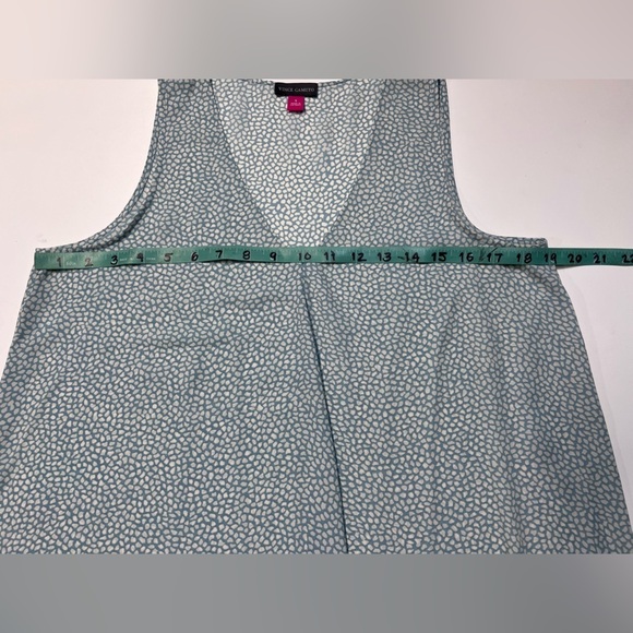 🛍️ VINCE CAMUTO Light blue and white printed blouse‎ size S. - Picture 10 of 11